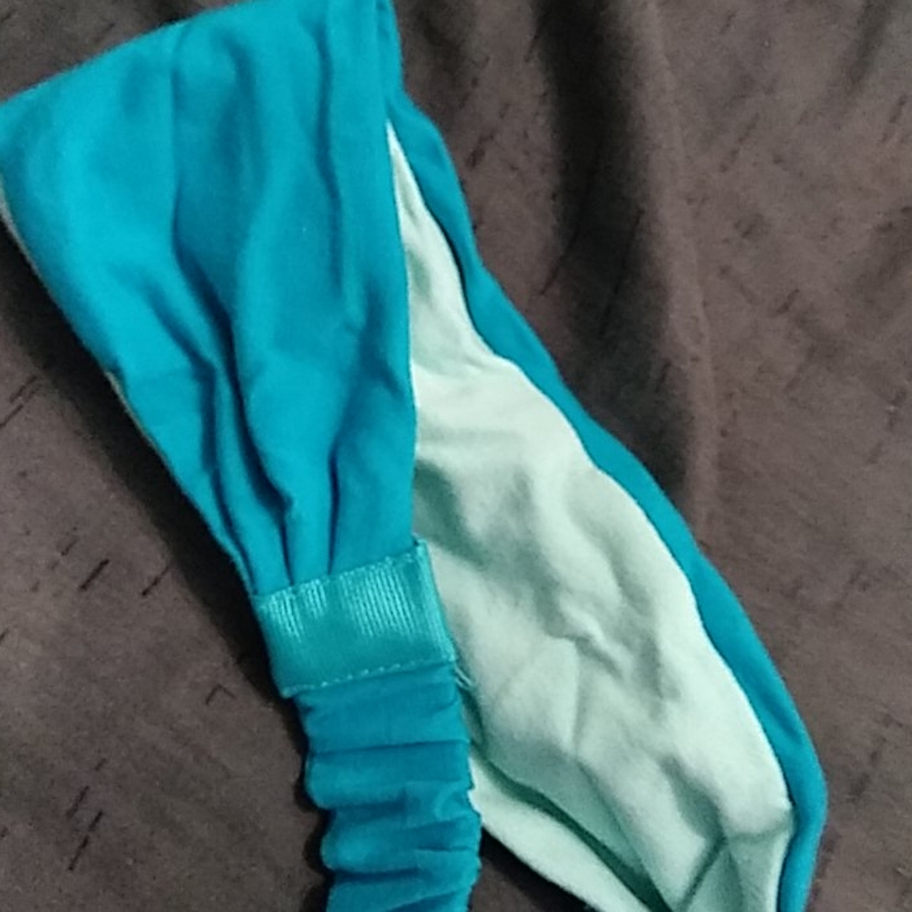 An interchangeable head band